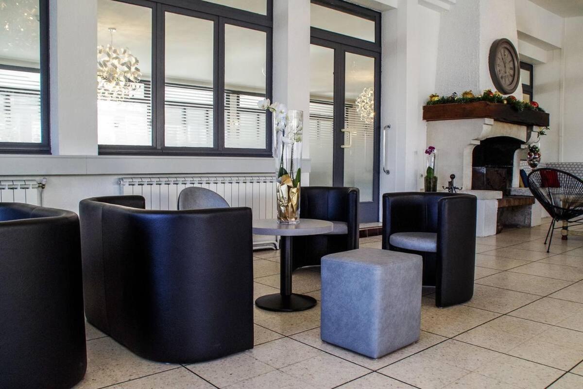 Hotel Le Robinson Beaucaire  Eksteriør bilde